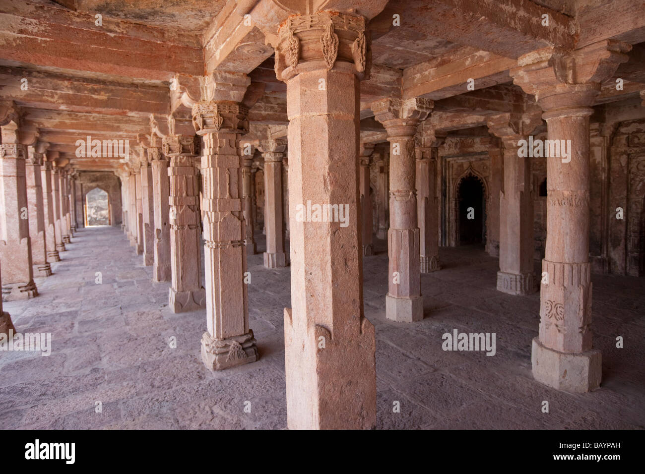 Moschea nel complesso di Palazzo Mandu in India Foto Stock