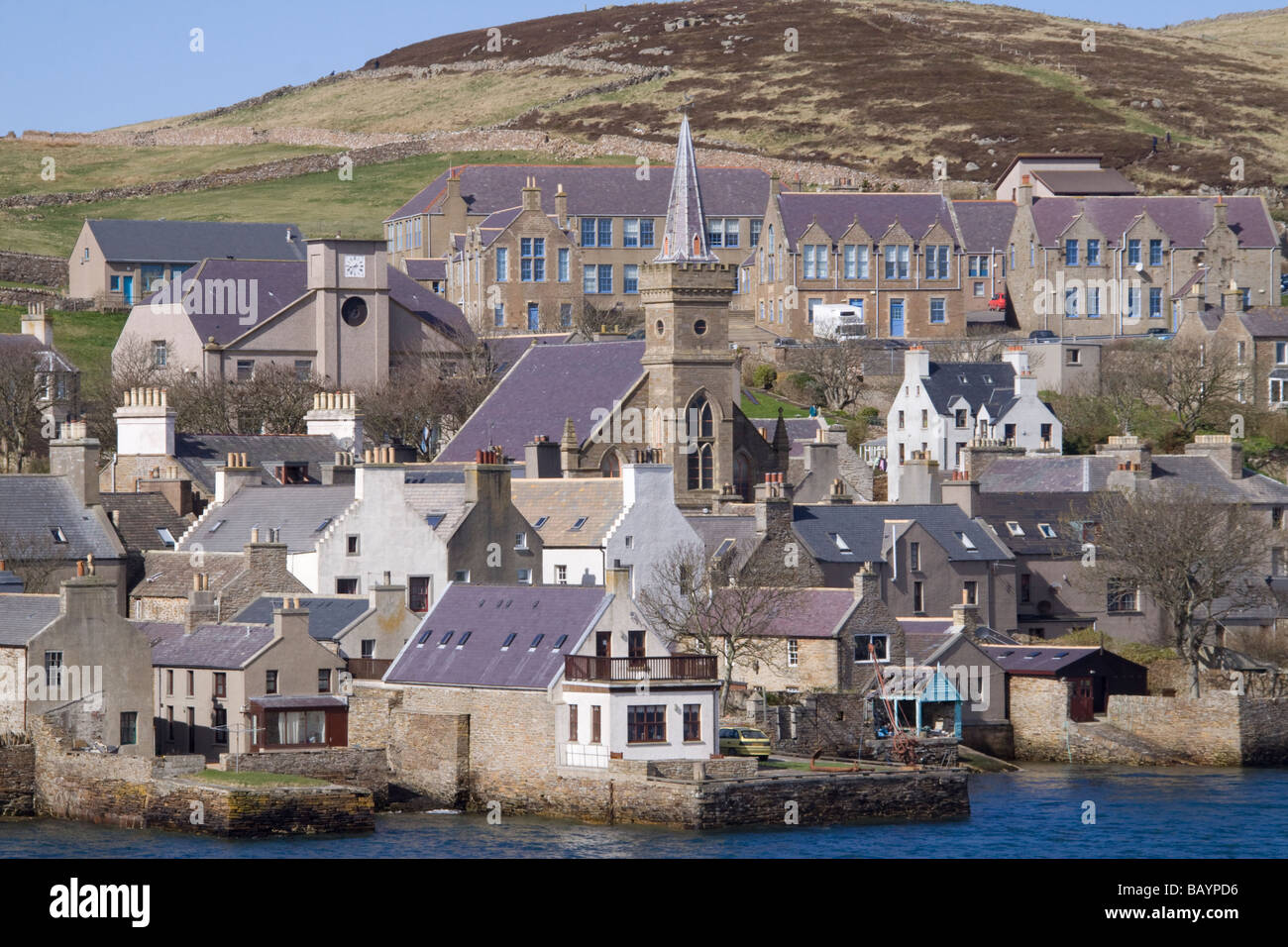 Stromness città dal mare Foto Stock