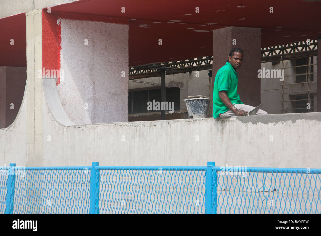 Un muratore lavorando in Rio de Janeiro sambodromo camarotes Foto Stock