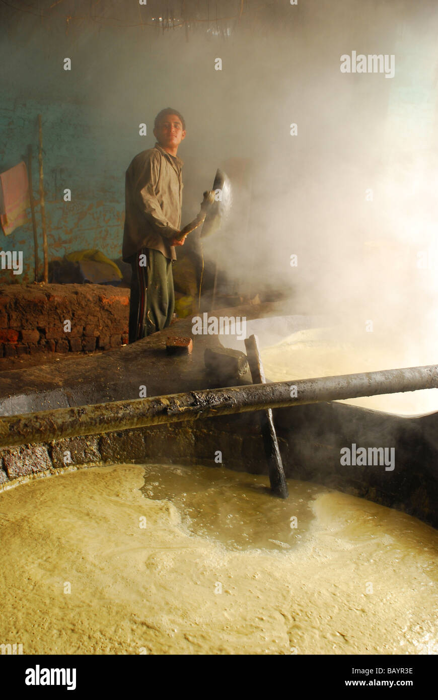 Lavoratore egiziano in una melassa o "nero miele" paese fabbrica in Egitto Foto Stock