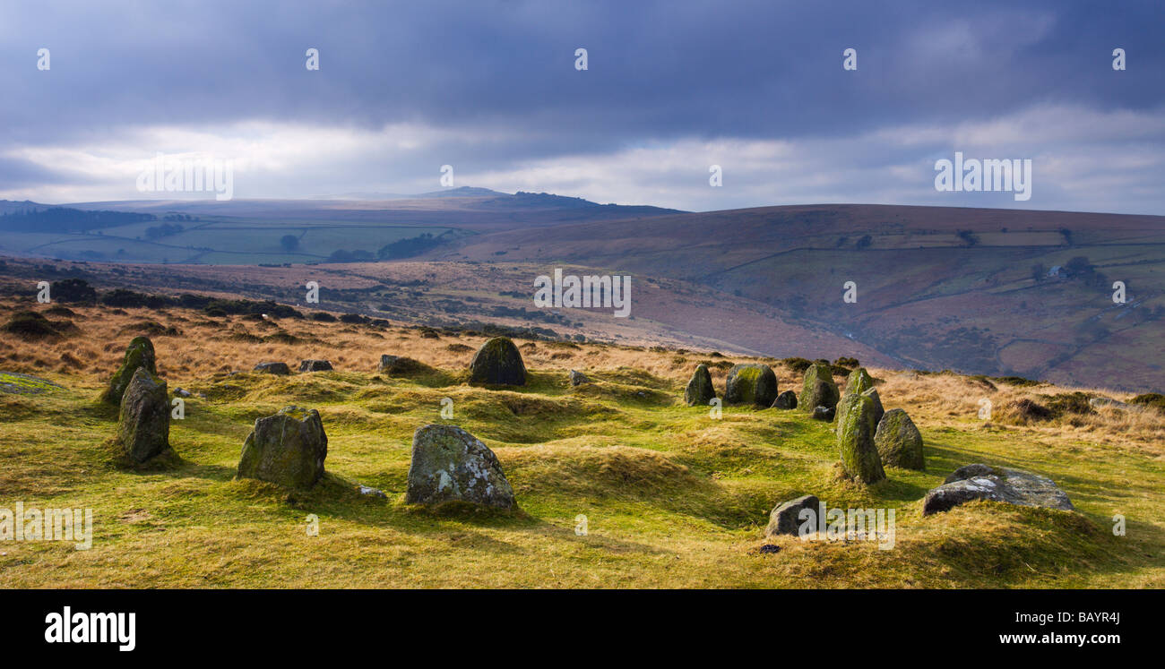 Nove di fanciulle cerchio di pietra su Belstone comune nel Parco Nazionale di Dartmoor Devon Foto Stock