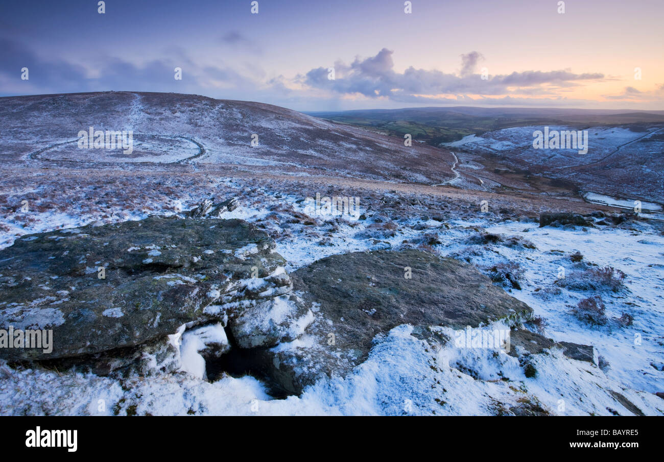 Età del Bronzo insediamento murato di Grimspound in coperta di neve moorland visto dal Hookney Tor si affacciano Dartmoor Devon Foto Stock