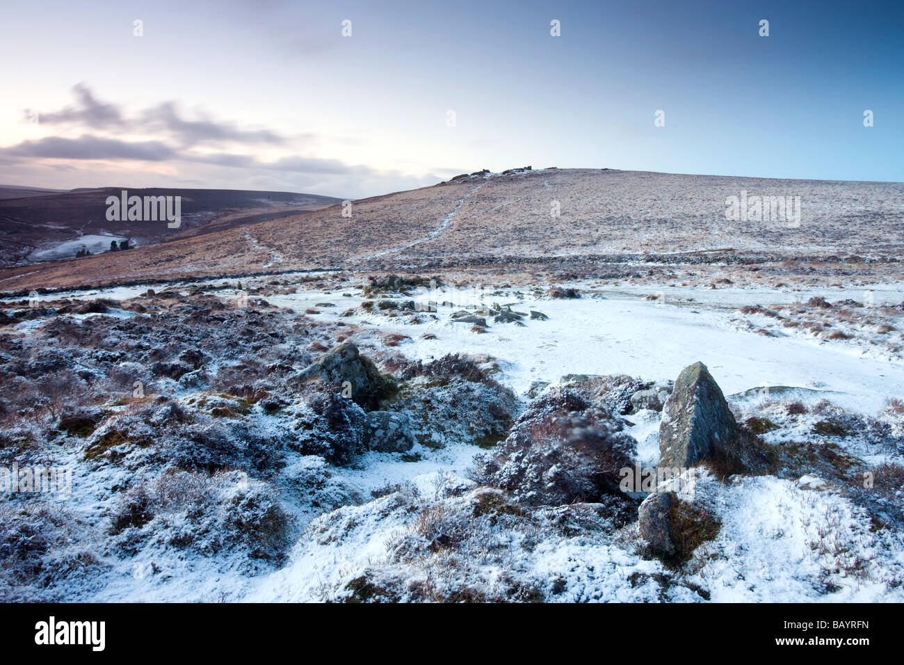 Coperta di neve capanna di pietra cerchi in età del bronzo insediamento di Grimspound nel Parco Nazionale di Dartmoor Devon England Gennaio 2009 Foto Stock