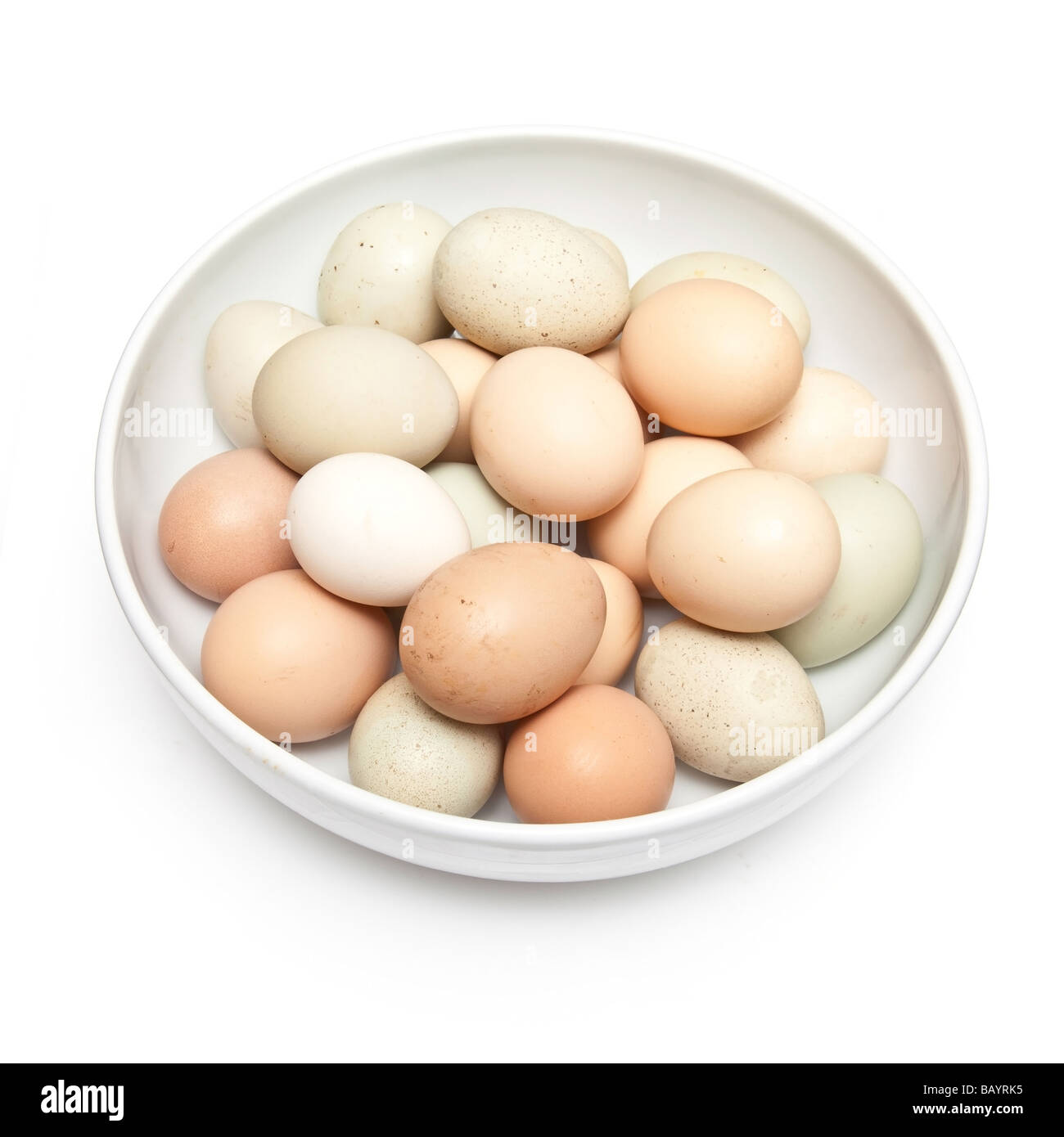 Ciotola di intervallo libero uova isolate su un bianco di sfondo per studio Foto Stock