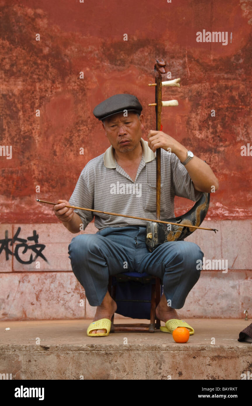 Cinese tradizionale musicista di strada effettuando al gate di Chaoyang in Jianshui in Yunnan in Cina Foto Stock