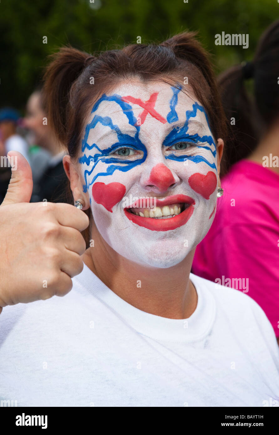 Donna con il volto dipinto all'inizio della donna" 10 k maratona in Glasgow, Scotland, Regno Unito Foto Stock