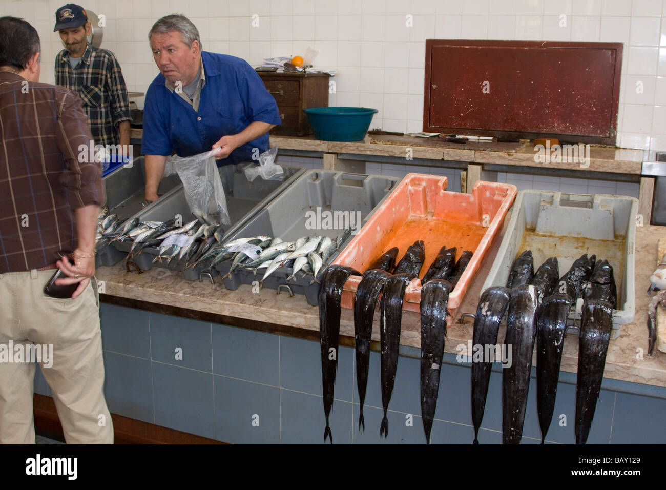 Acquisto effettuato presso il mercato del pesce a Funchal Madeira Portogallo città mercato del pesce a vendere acquistare isola portoghese nella metà Oceano Atlantico Foto Stock