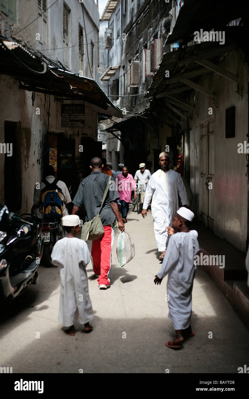 La folla di persone in una stretta viuzza in Stone Town Zanzibar Foto Stock