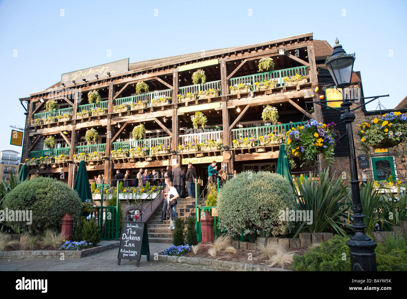 Il Dickens Inn, Pub di St Katharine Docks, Londra REGNO UNITO Inghilterra Foto Stock