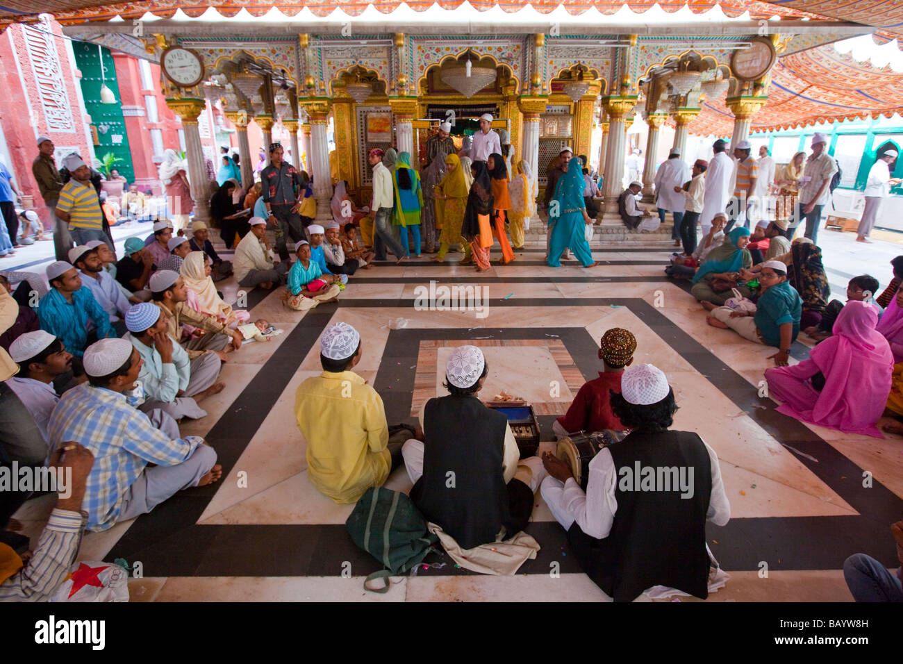 I sufi Musicicians al Santuario Nizamuddin in Delhi India Foto Stock