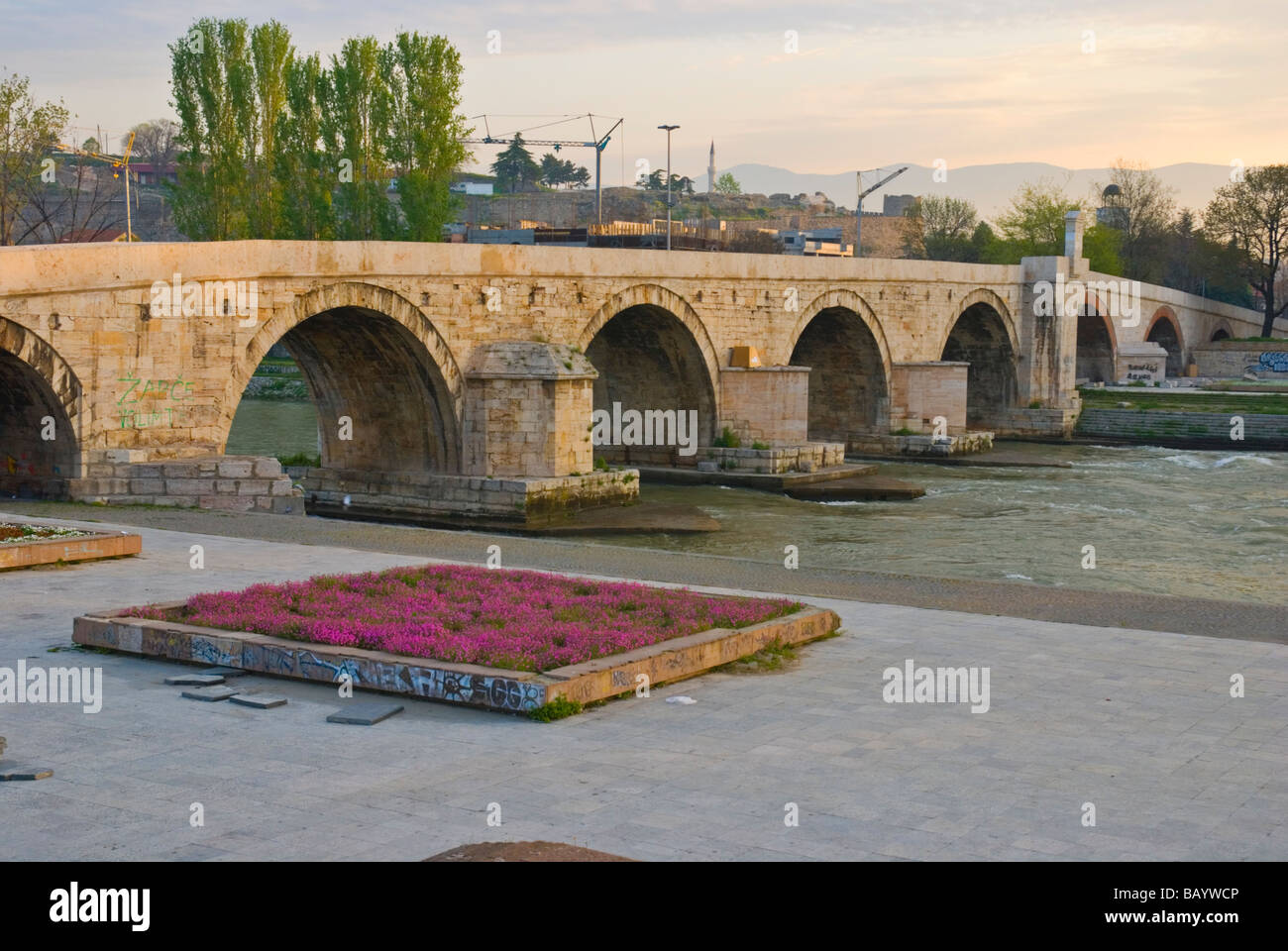 Kamen più il ponte in pietra che attraversa il fiume Vardar a Skopje Macedonia Europa Foto Stock