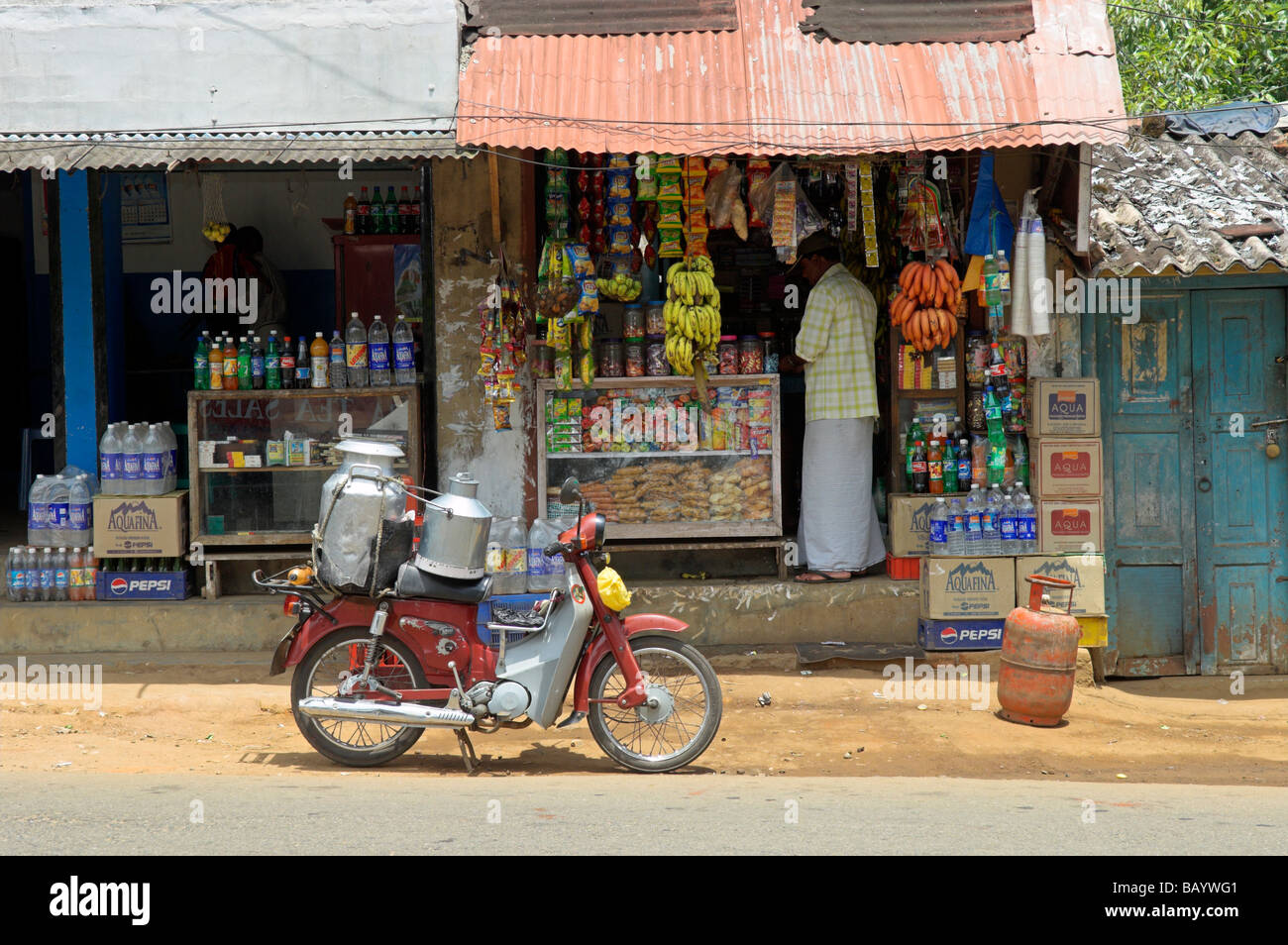 Piccola strada rurale negozi in Kerala India Foto Stock