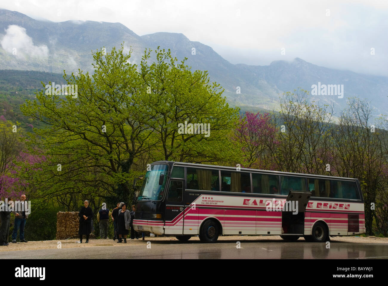 Autobus a lunga percorrenza prendendo una pausa nell'Albania centrale Europa Foto Stock