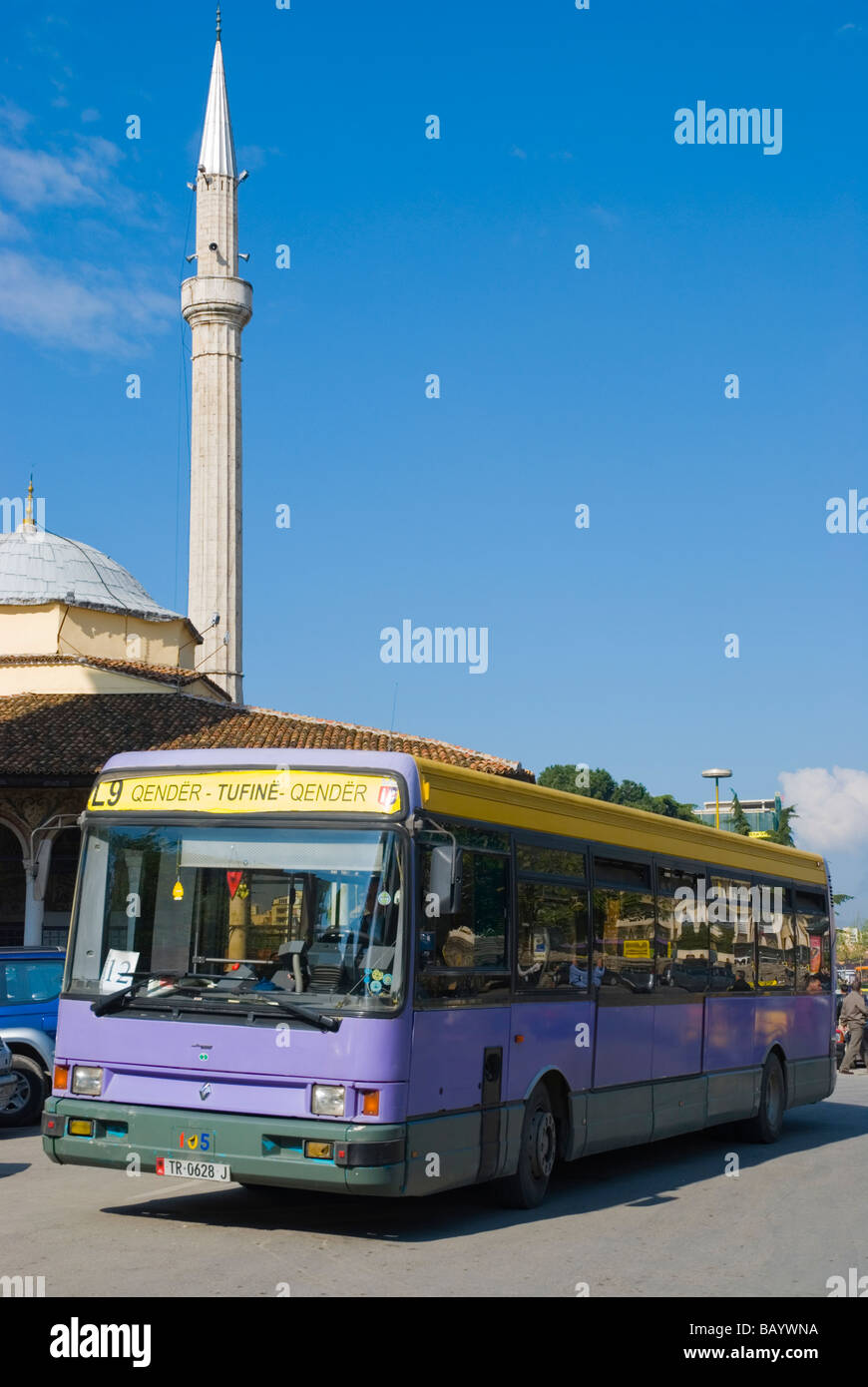 Il bus di fronte et hem Bey Moschea centrale di Tirana Albania Europa Foto Stock