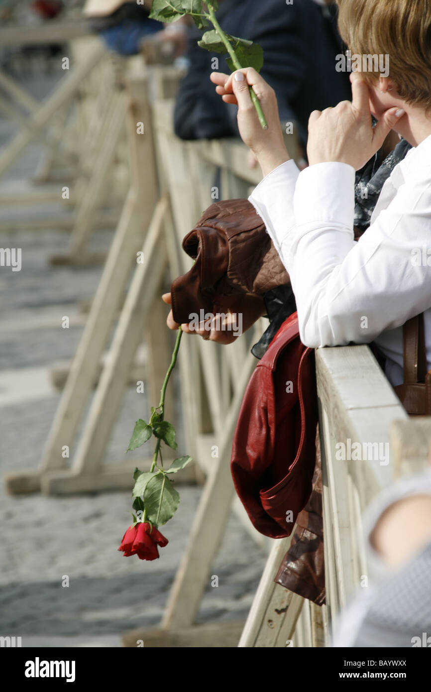 Due donne azienda rose rosse in piazza san Pietro, Roma Foto Stock