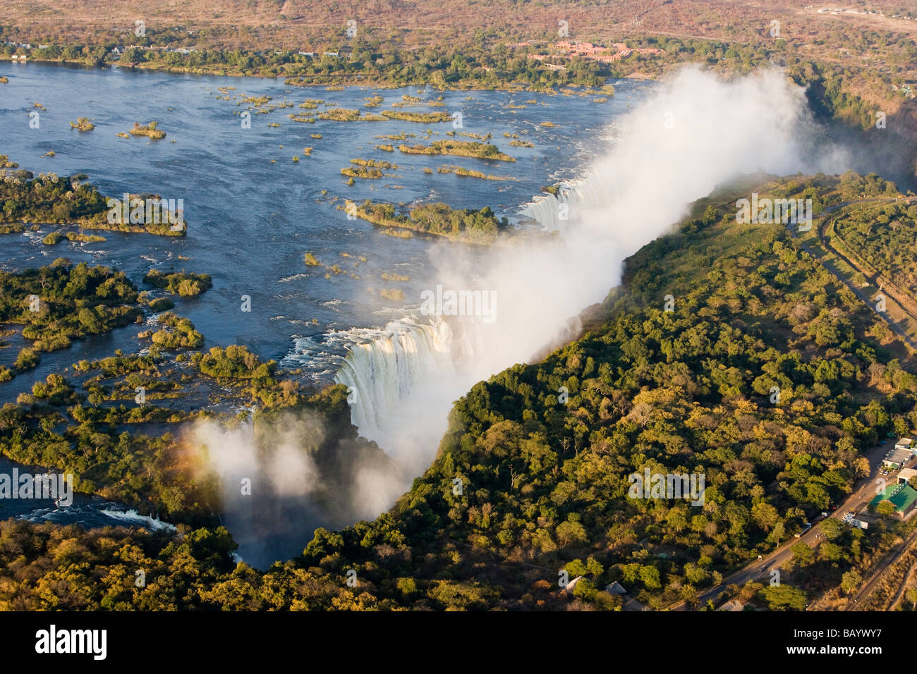 Elicottero antenna vista piena di misty Victoria Falls al confine con lo Zambia e Zimbabwe una delle 7 meraviglie naturali e la cascata più grande del mondo Foto Stock