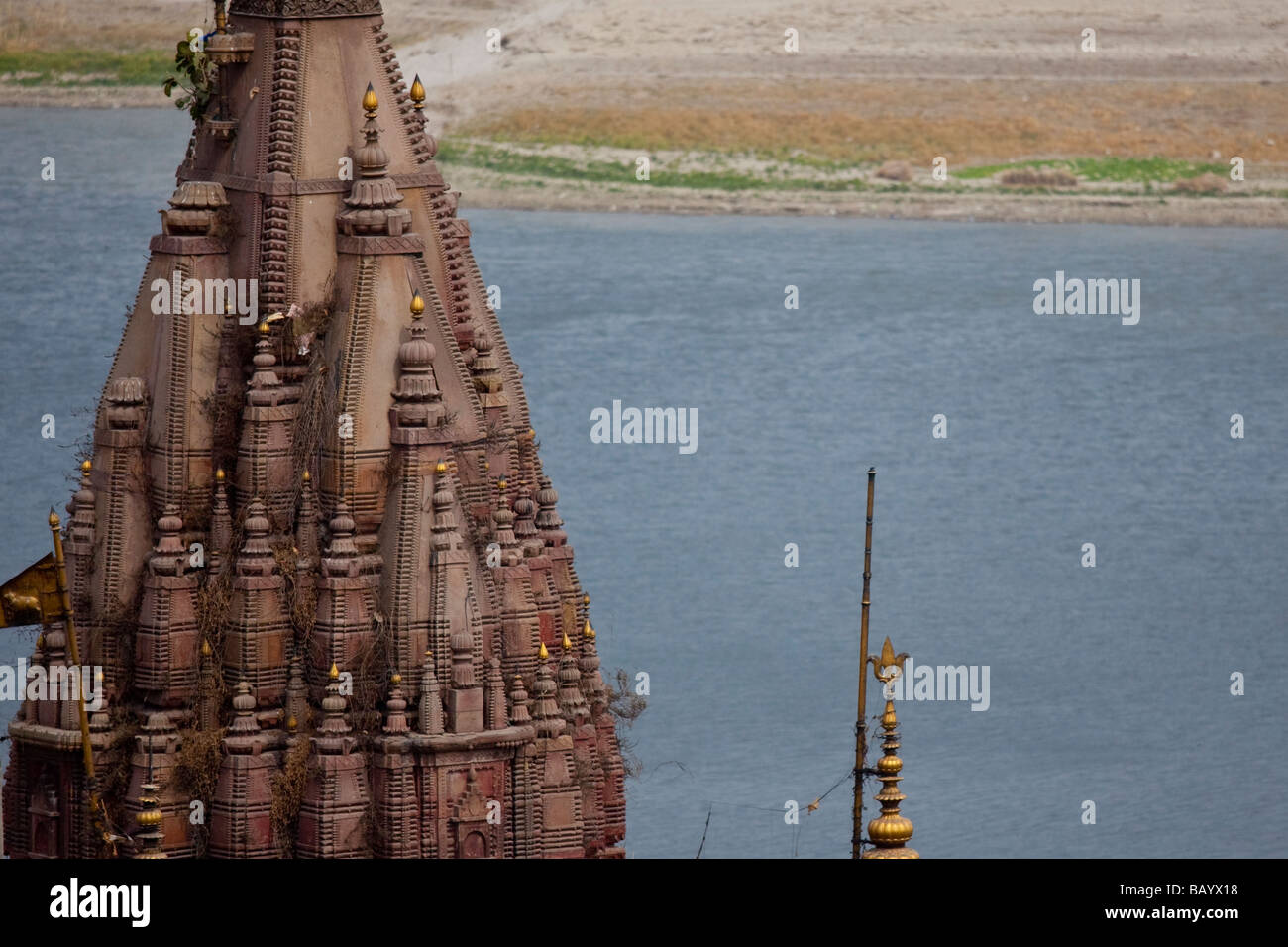Tempio indù sul Fiume Gange a Varanasi India Foto Stock