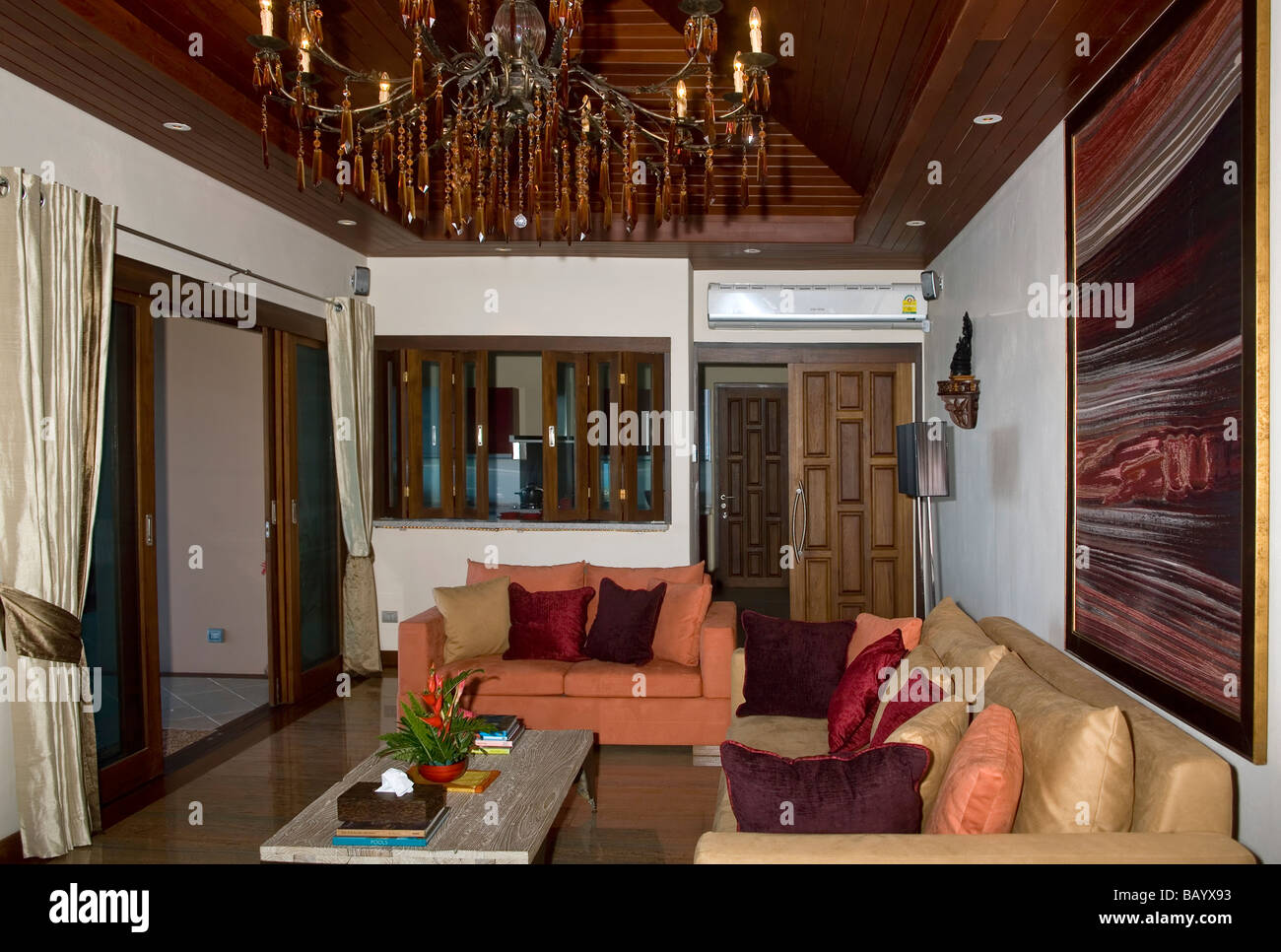 Casa moderna asiatica di interni. Lussuoso e confortevole salotto e sala con arredi soffici e un lampadario. Thailandia E.S. Asia Foto Stock