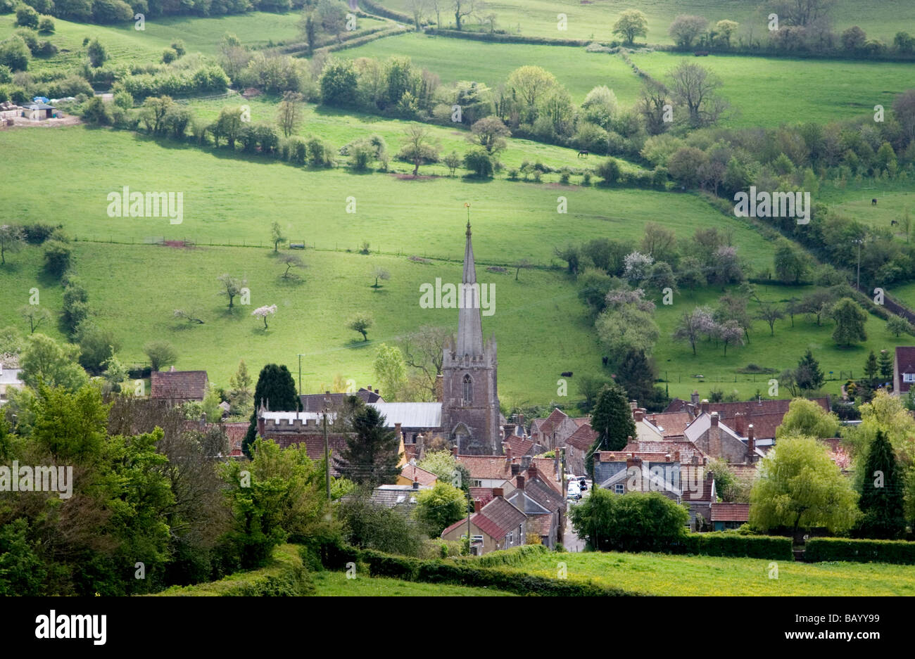 Una vista di un pittoresco villaggio Inglese in una valle: Croscombe, Somerset, Regno Unito Foto Stock