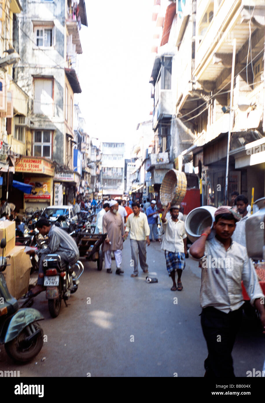 Strada trafficata scena, Mumbai, India Foto Stock