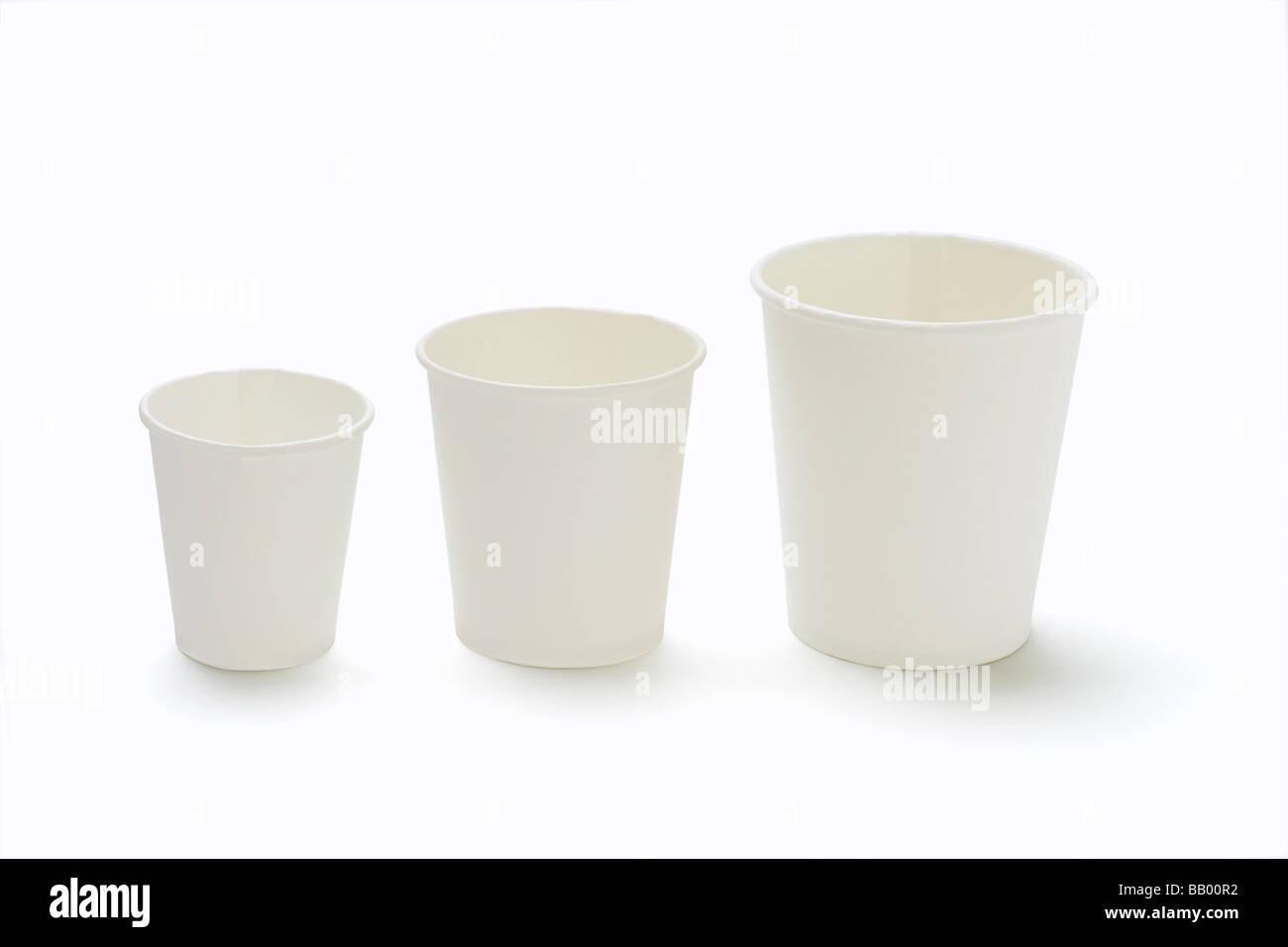 Tre misure assortite monouso tazze di carta su sfondo bianco Foto Stock