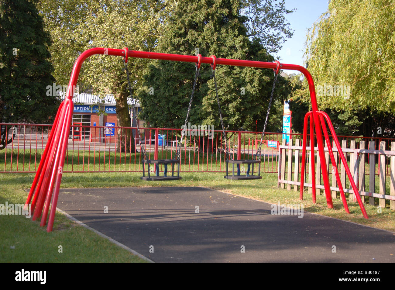 Per bambini a rotazione il gioco a Roe Green Park , Kingsbury, London, England, Regno Unito Foto Stock