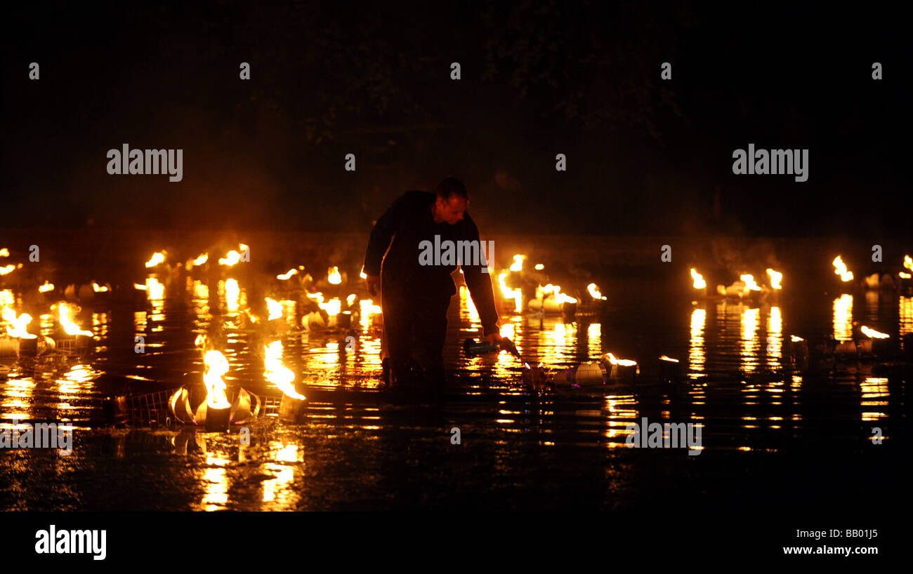 L'incendio fumo e specchi evento tenutosi a piedi il listone Azienda nel Queens Park come parte del Festival di Brighton Regno Unito Foto Stock