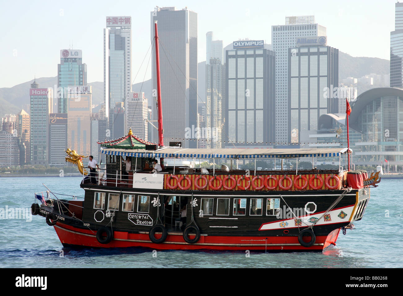 Isola di Hong Kong Skyline e barca Foto Stock