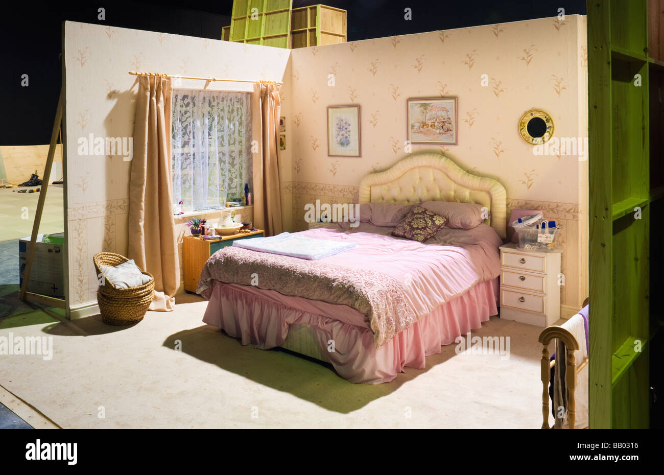 Studio TV - Stadio set - set di paesaggio fatto per assomigliare ad una camera da letto per un film di fiction televisiva in uno studio TV, REGNO UNITO Foto Stock