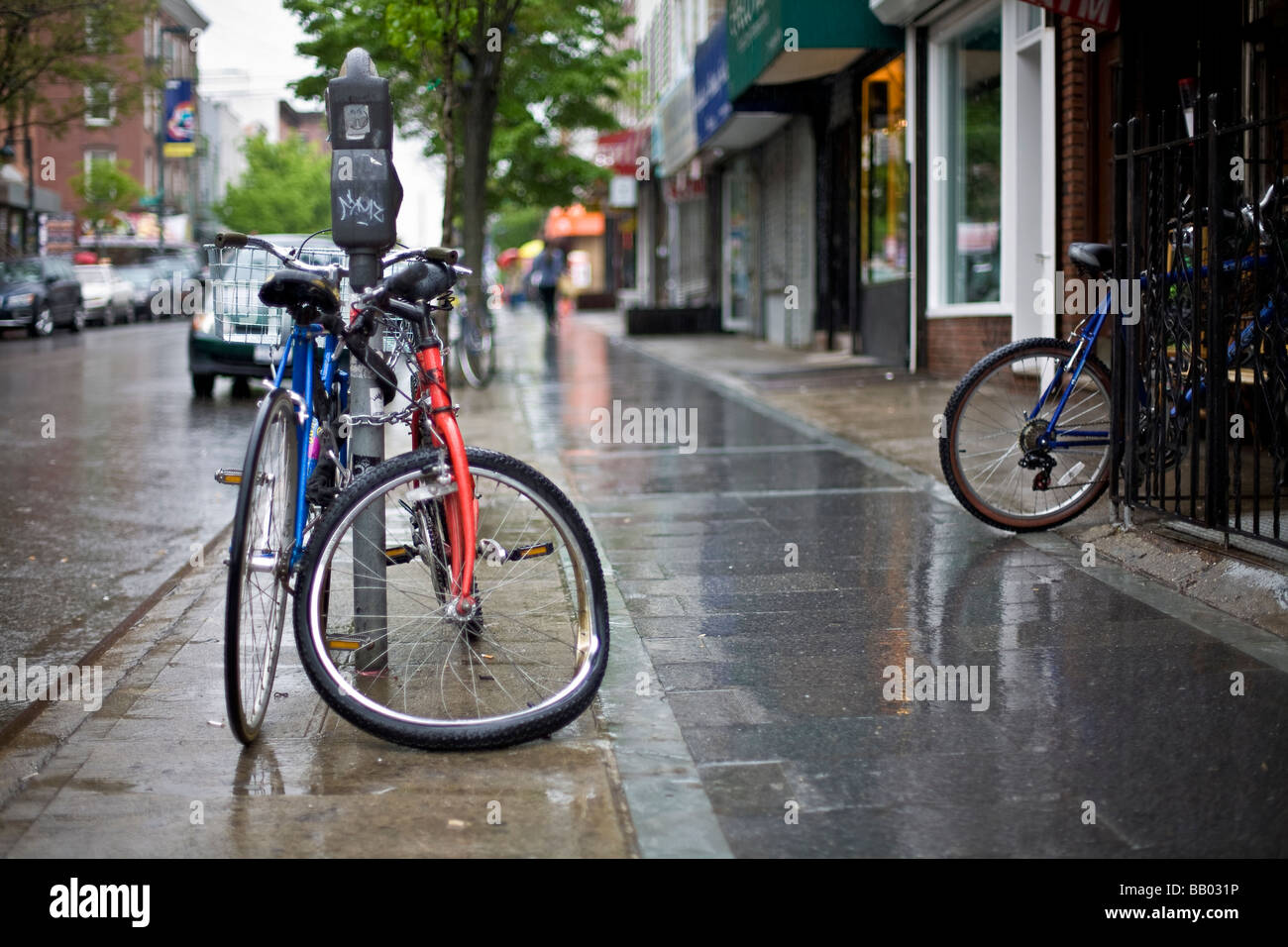 Bicicletta con ruota inclinata concatenati a un sondaggio Foto Stock