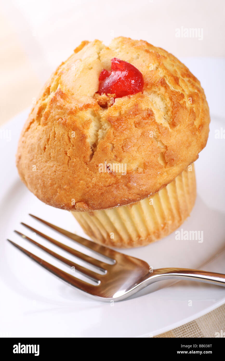 Pane appena sfornato deliziosi muffin ciliegia Foto Stock