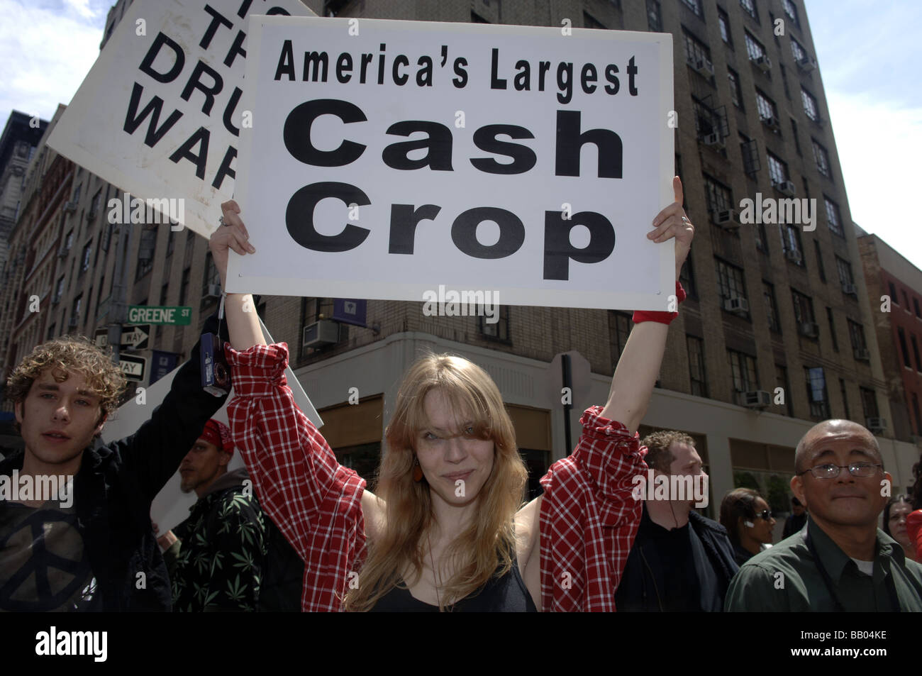 Sostenitori della legalizzazione della marijuana marzo a New York Foto Stock