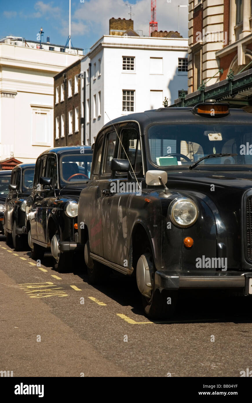 I taxi neri in Covent Garden Londra Inghilterra REGNO UNITO Foto Stock