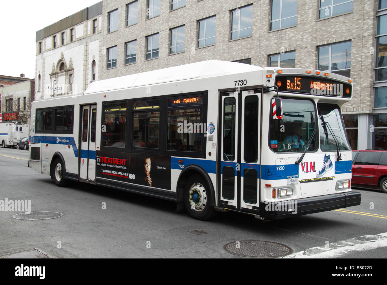 Un Bx15 New York City bus in attesa ad un semaforo sul 125th Street (Dr Martin Luther Boulevard), New York. Foto Stock