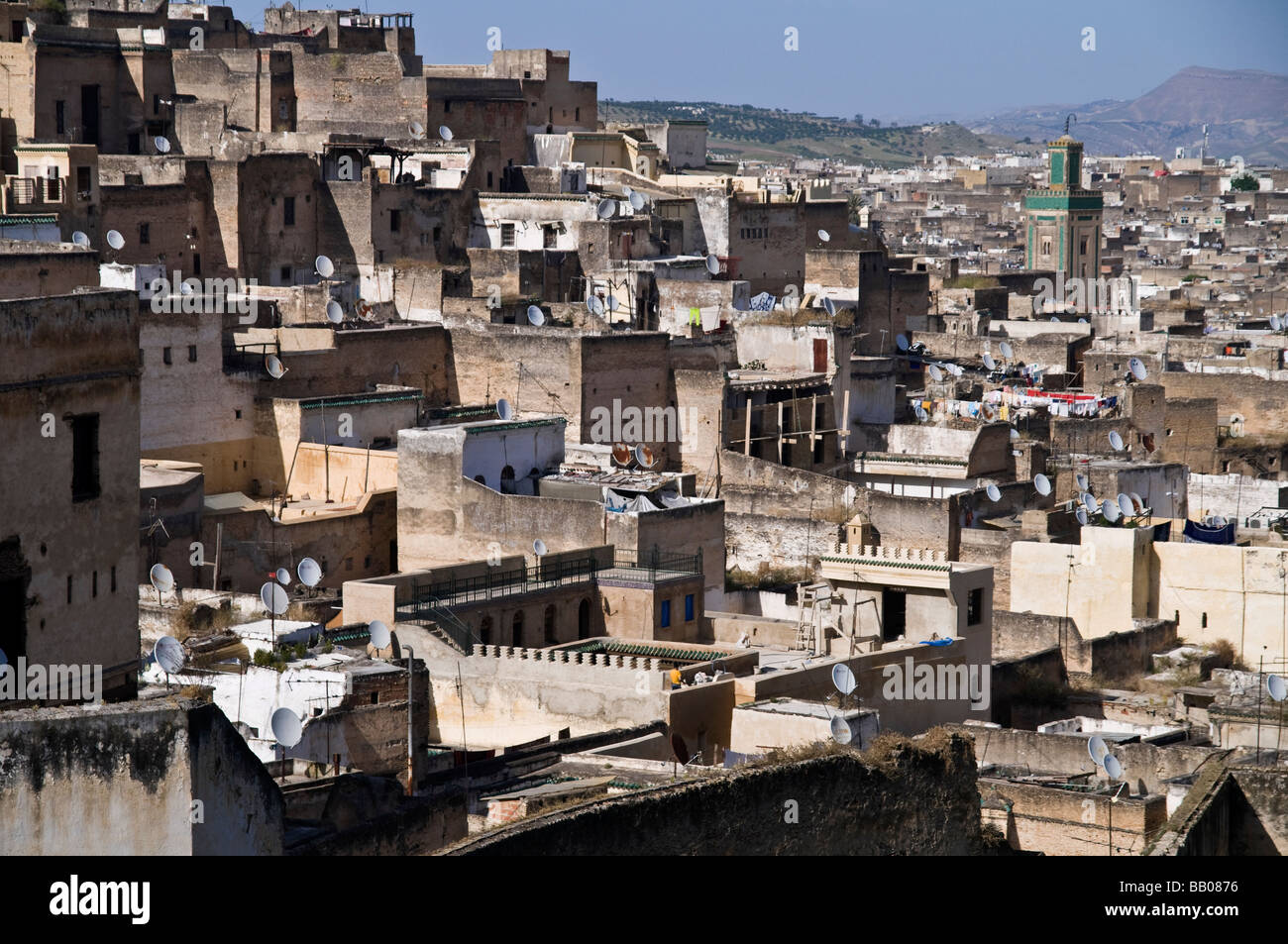 Splendida vista sui tetti di Fes Medina da Riad Mokri - ora una scuola di musica. Mostra derbs, riads e Moschea di Kairaouine Foto Stock