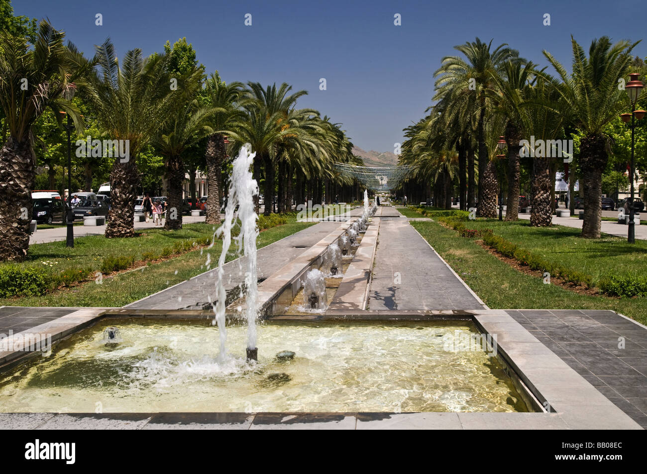 Righe di fontane e piccolo ruscello nel viale centrale, Ville Nouvelle, New Town, Fes, Marocco. Foto Stock