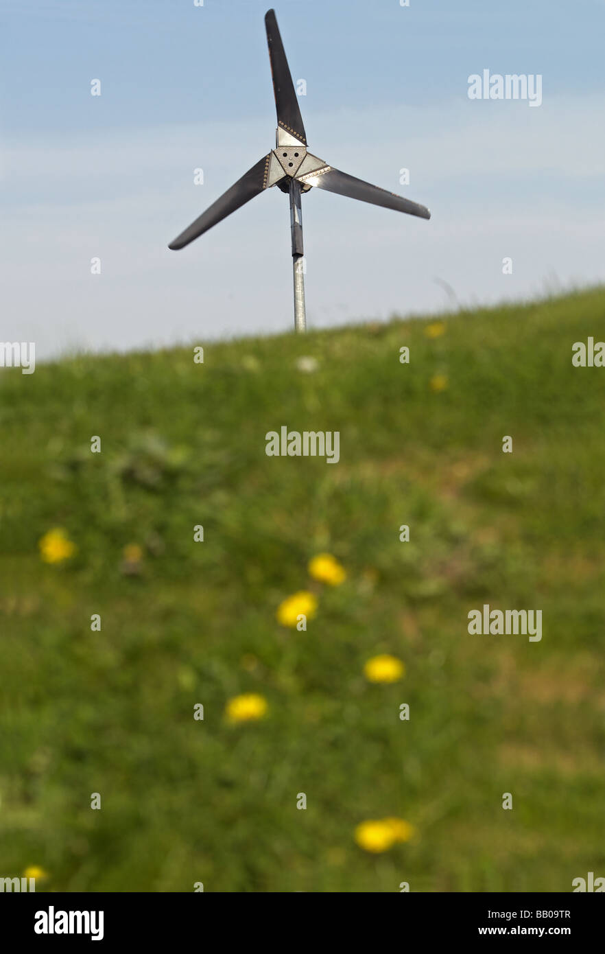 6KW turbine eoliche prodotte da energia dimostrata, alimenta l'elettricità verde per una scuola, Hadleigh, Suffolk, Regno Unito. Foto Stock