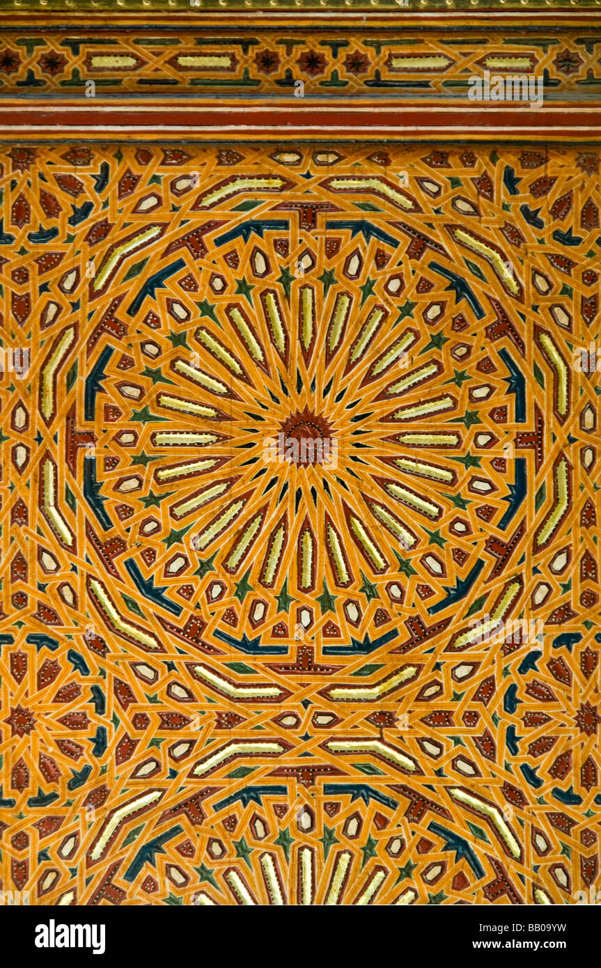 Dettaglio di intricati, dipinto, multi-colore del pannello della porta nella medina di Fez, Marocco Foto Stock