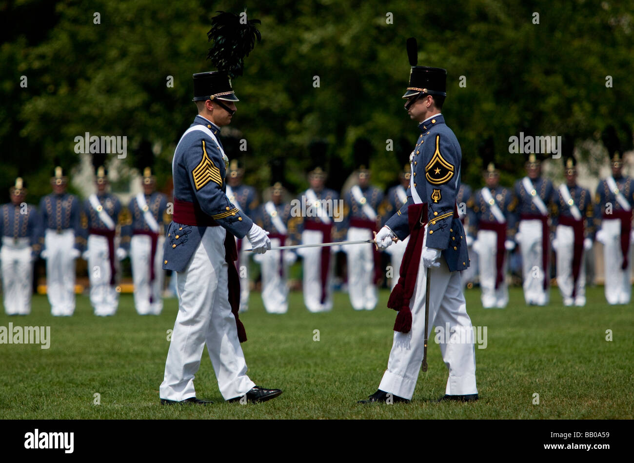 Cadetti Senior in abito formale uniformi durante la lunga linea grigia parata di graduazione 8 maggio 2009 presso la cittadella di Charleston, Sc. Foto Stock