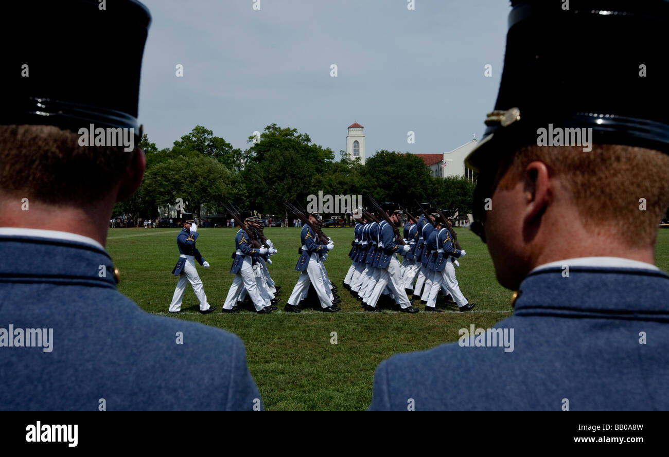 Cadetti Senior in abito formale uniformi durante la lunga linea grigia parata di graduazione il 8 maggio 2009 presso la cittadella di Charleston SC Foto Stock