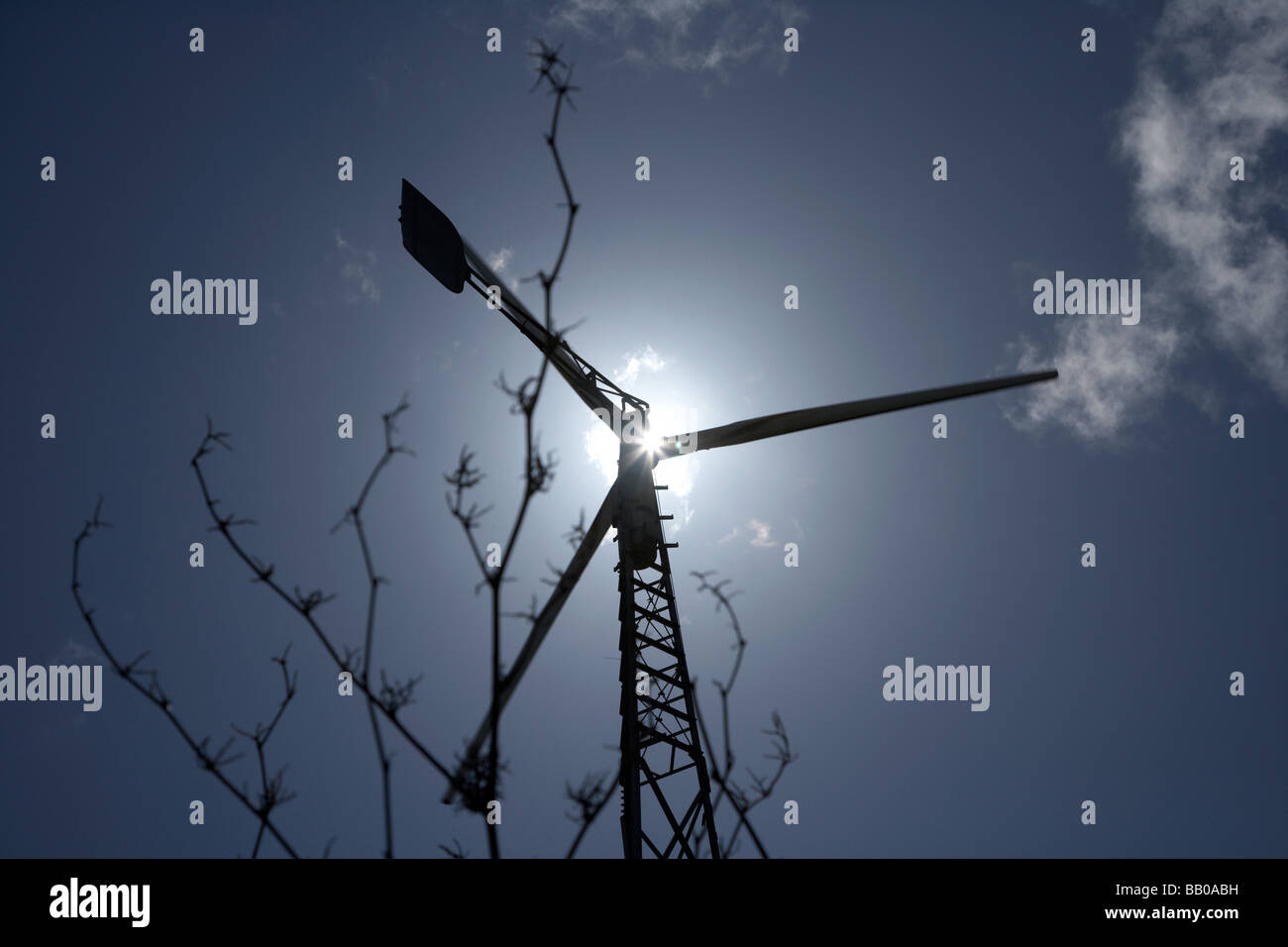 Sole che splende in giù su un medie turbine eoliche in County Tyrone Irlanda del Nord Foto Stock