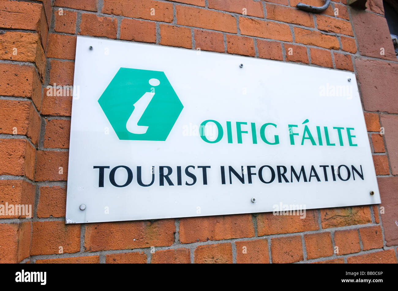 Informazioni turistiche sign in inglese e irlandese gaelico/ Foto Stock