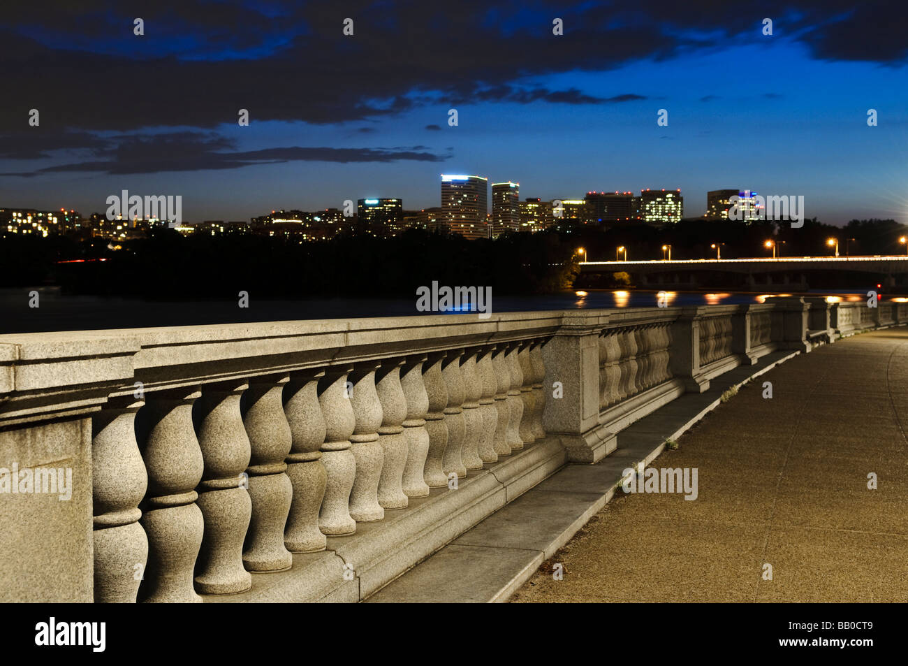 Washington DC - Il Parkway Drive Bridge che si affaccia Roslyn Virginia e Roosevelt Memorial Bridge Foto Stock