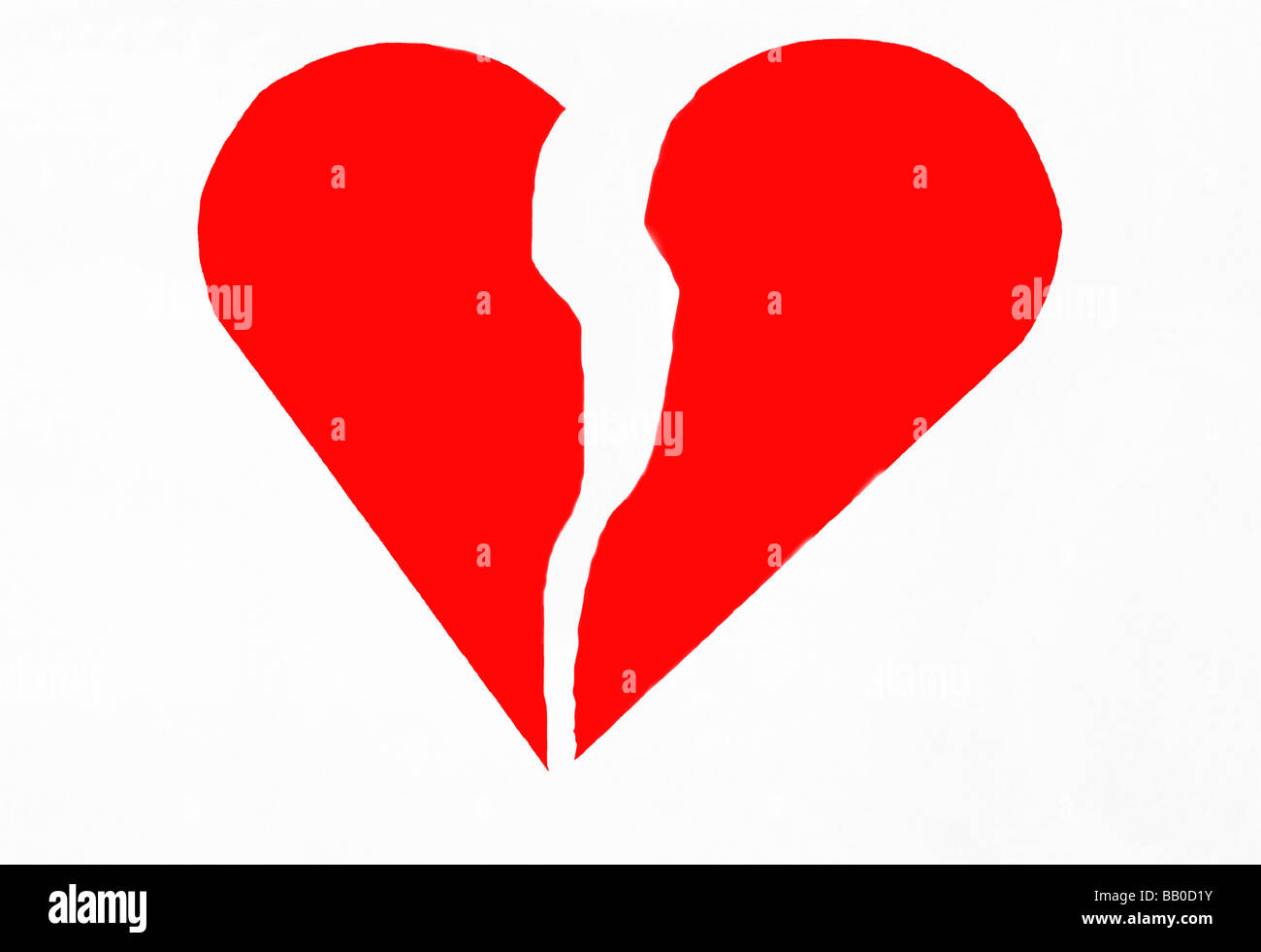 Studio vicino fino cuore spezzato su sfondo bianco Foto Stock