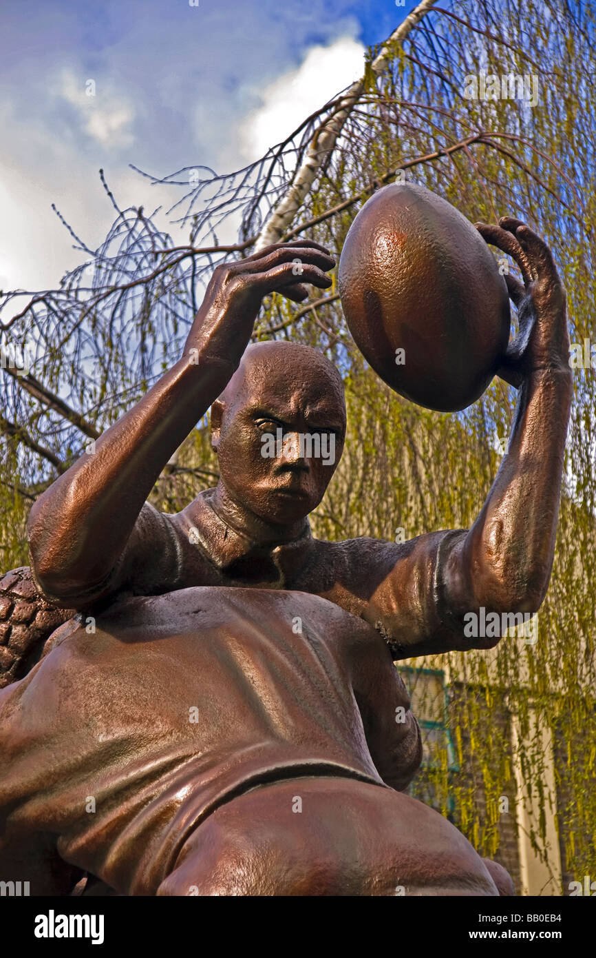 Una statua di Dublino di giocatori di rugby Foto Stock