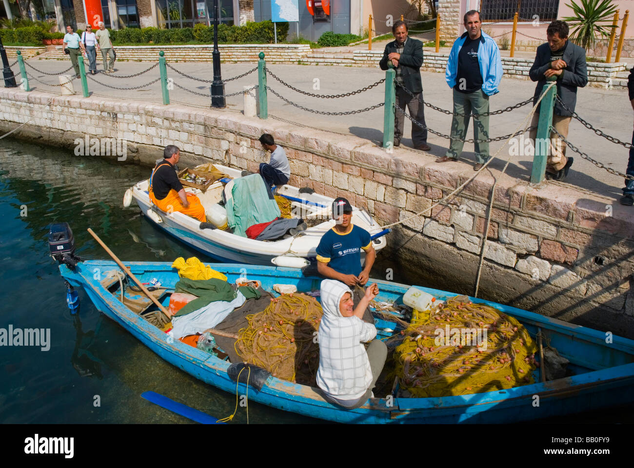 I pescatori portando le catture in Saranda Albania Europa Foto Stock