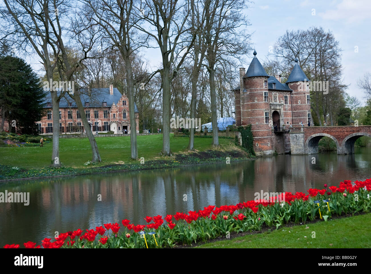 Il Giardino del Castello di Groot-Bijgaarden è una popolare destinazione turistica durante la primavera in Belgio. Foto Stock