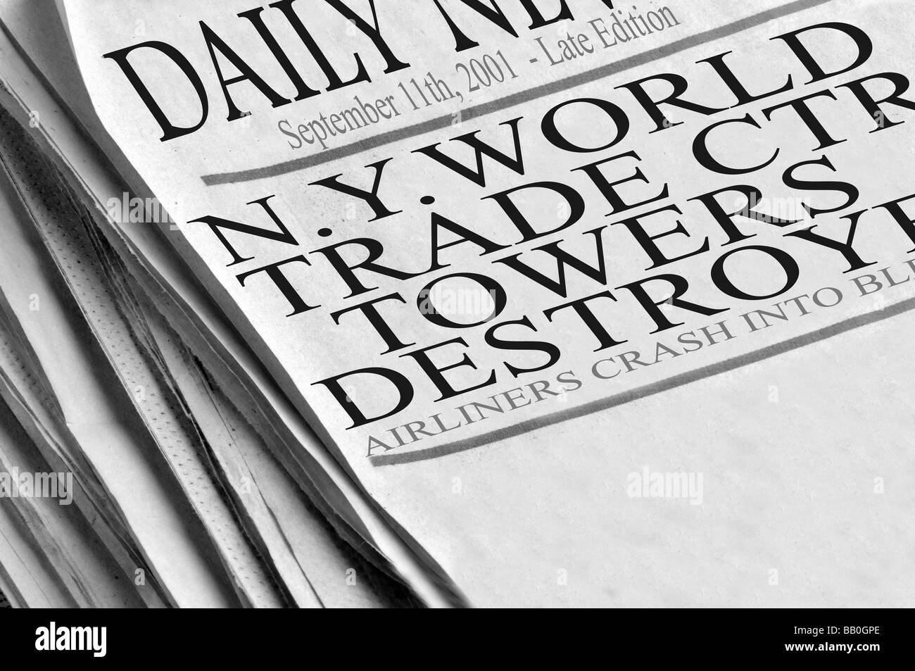 Giornale che dice 'N.Y. World Trade Center Towers distrutti" Foto Stock