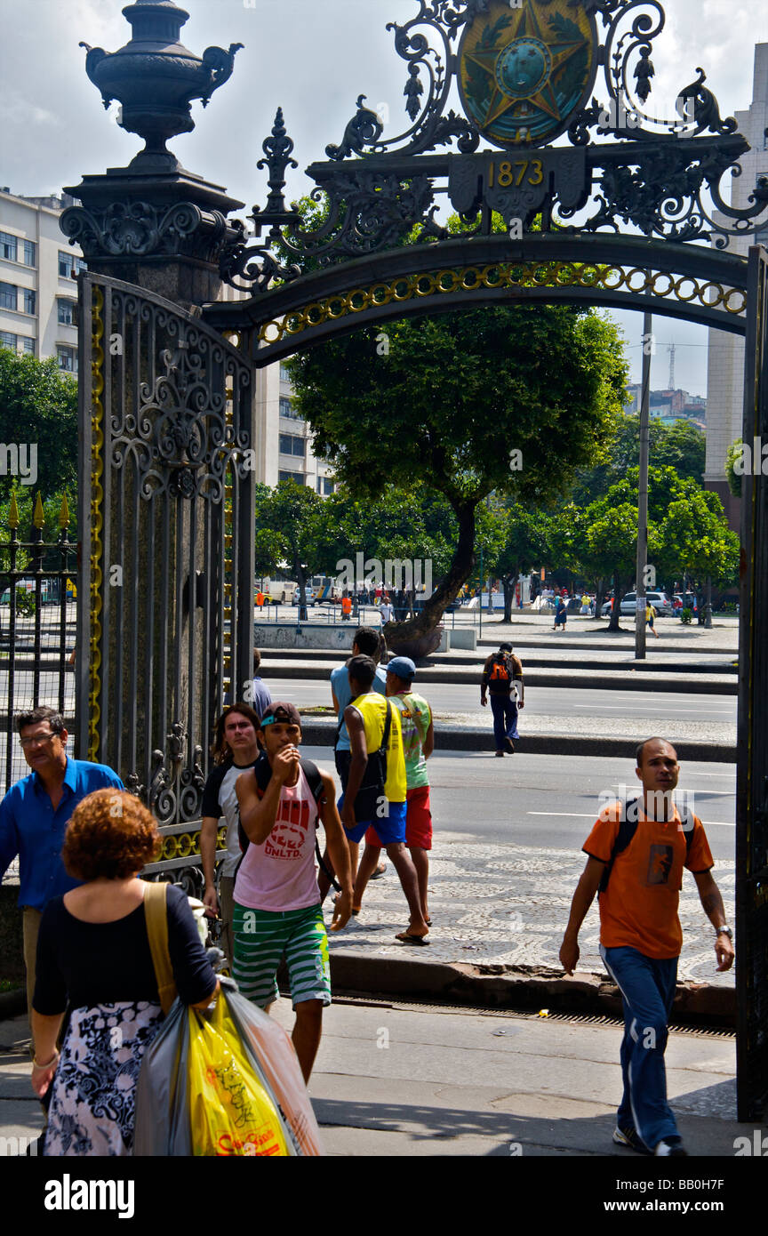 Carioca entrando nel Campo de Santana giardino pubblico a Praca Republica vicino a Central do Brasil station Rio de Janeiro in Brasile Foto Stock