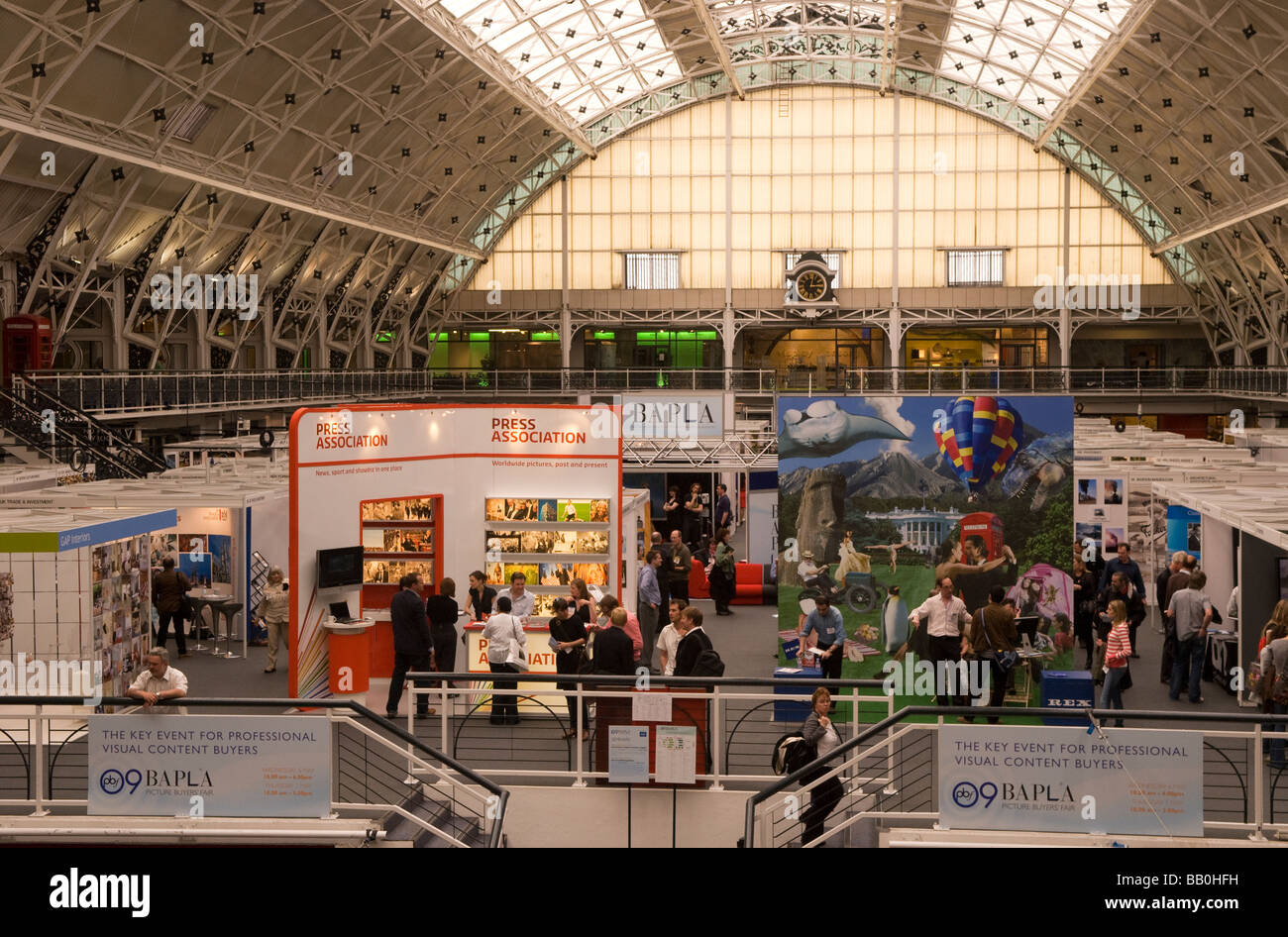 All'interno della cupola interna del Business Design Centre di Islington, London REGNO UNITO Foto Stock